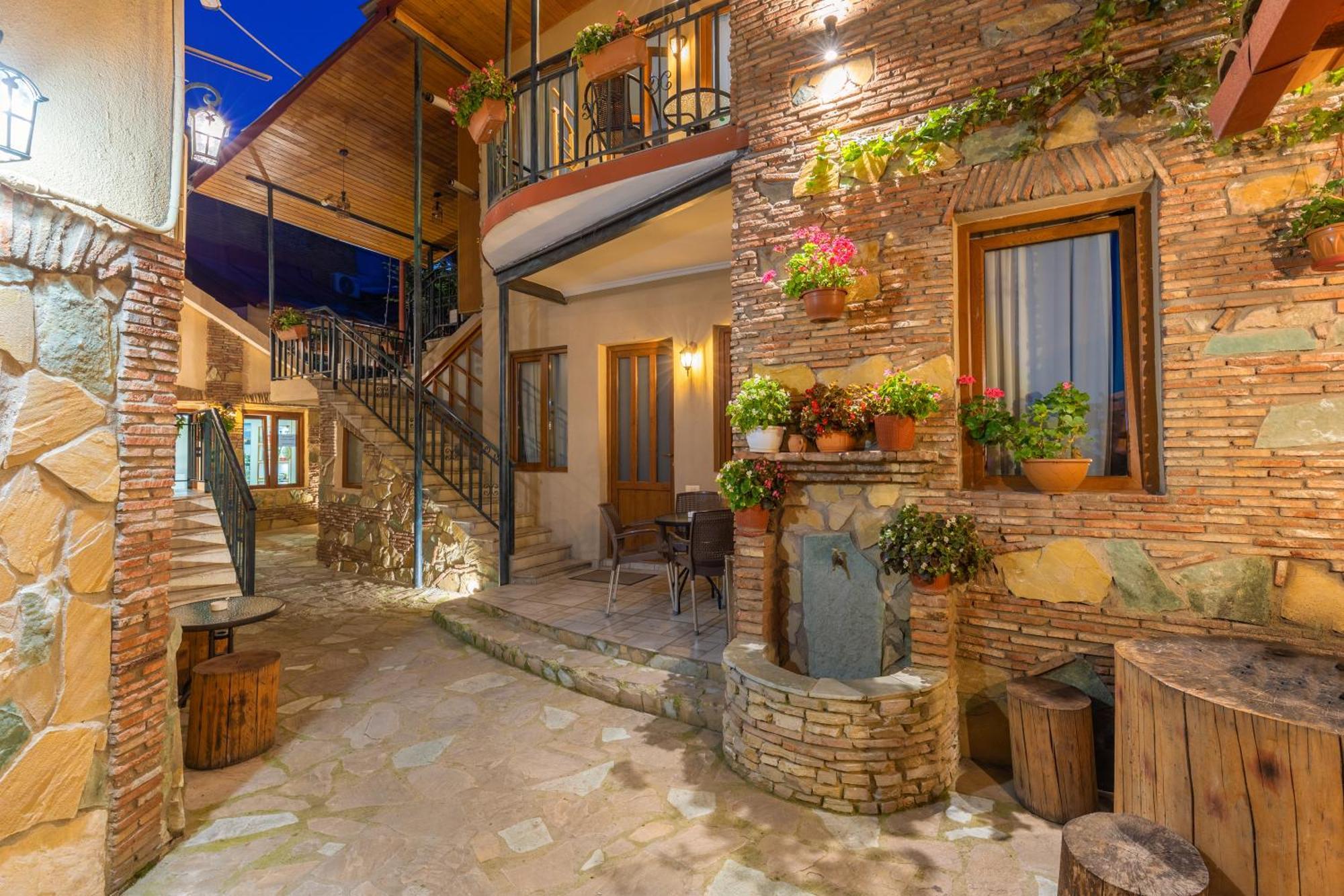 Apartments With Wine Cellar In Old تبليسي المظهر الخارجي الصورة