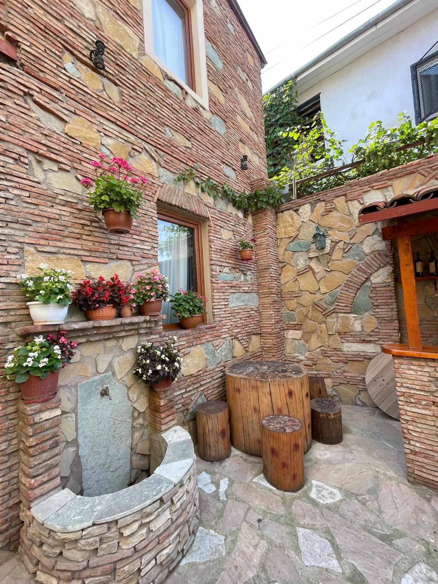 Apartments With Wine Cellar In Old تبليسي المظهر الخارجي الصورة